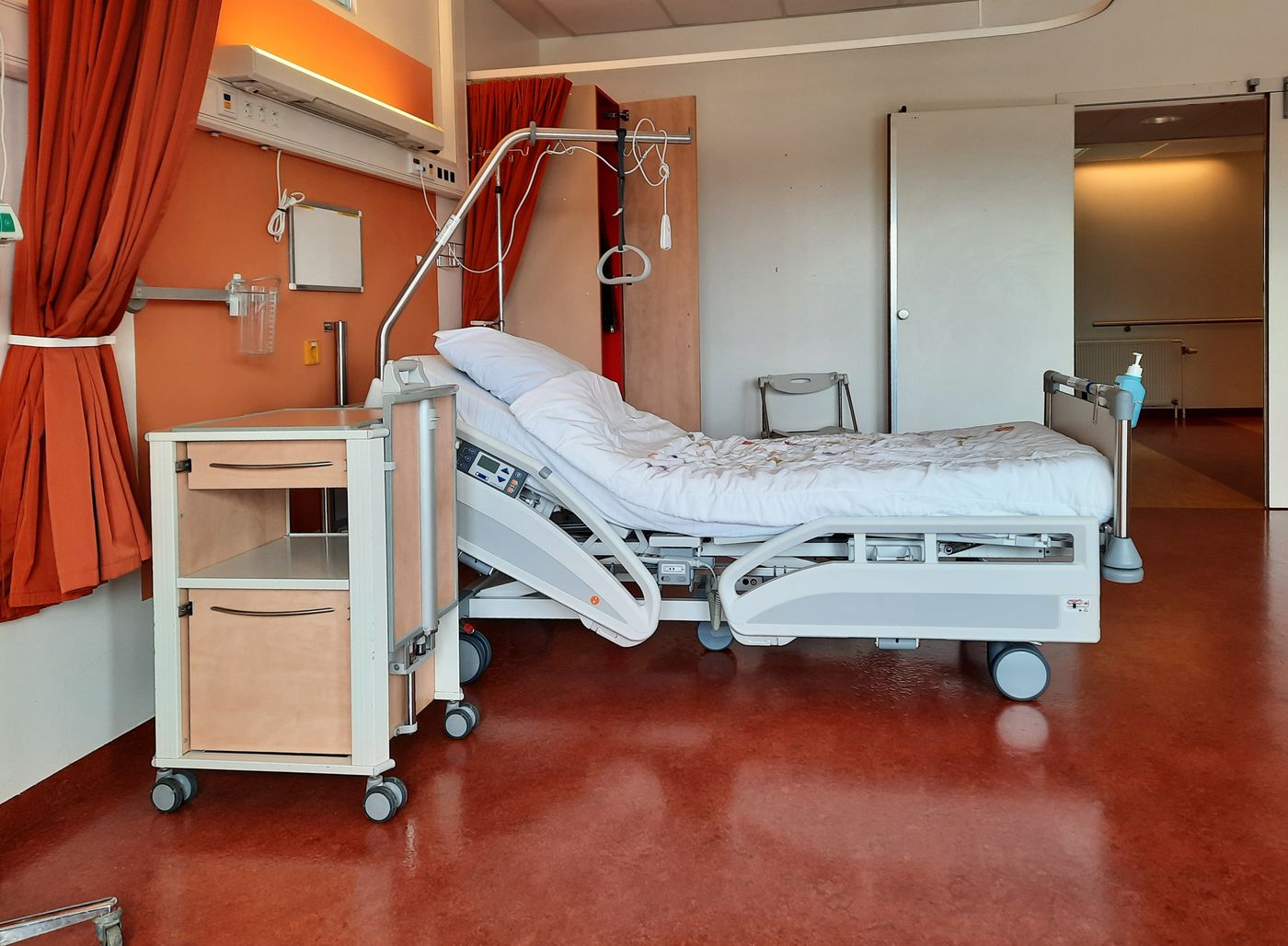 Electric adjustable medical bed set up in a home care room