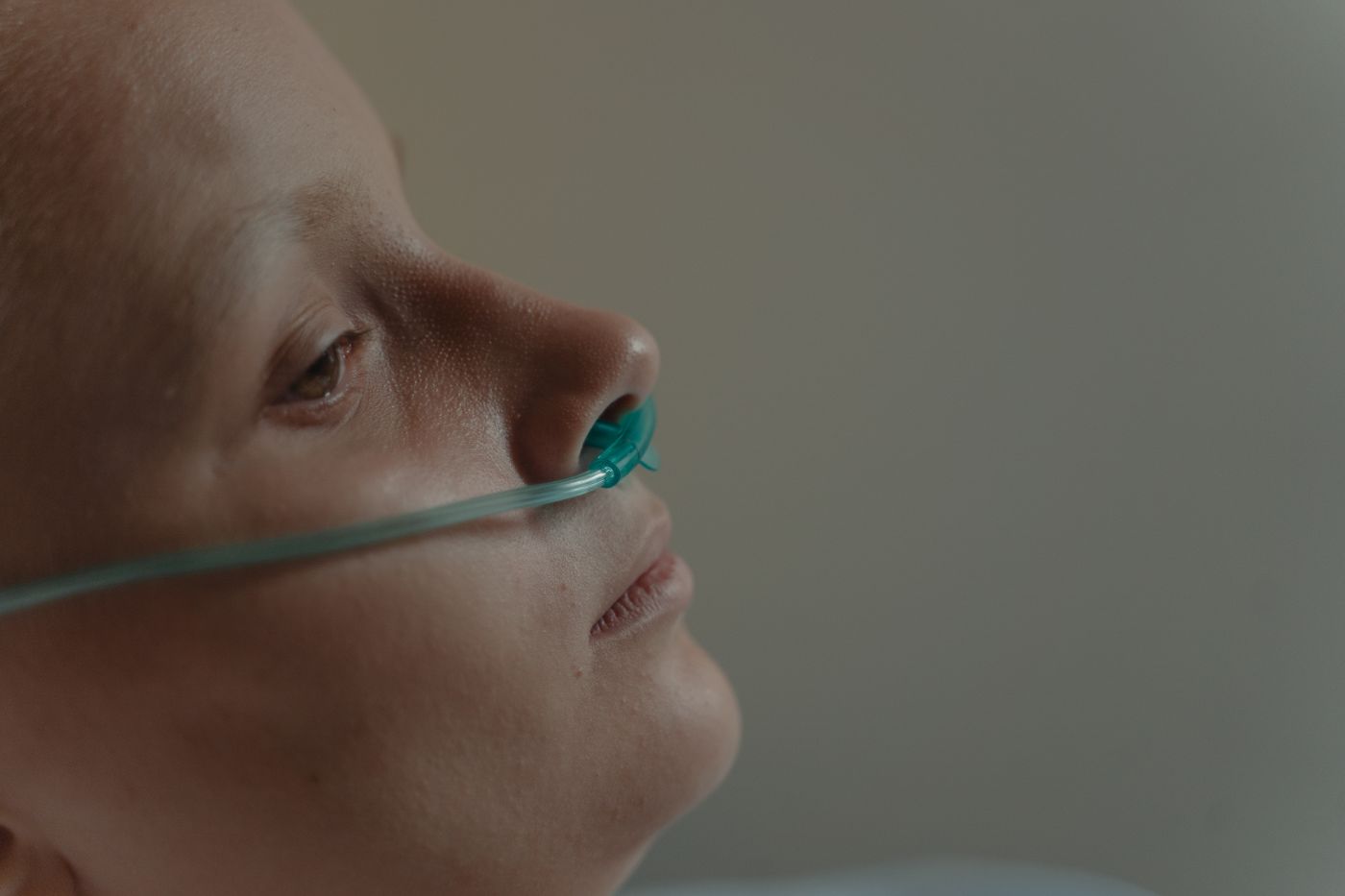 Patient receiving supplemental oxygen therapy at home
